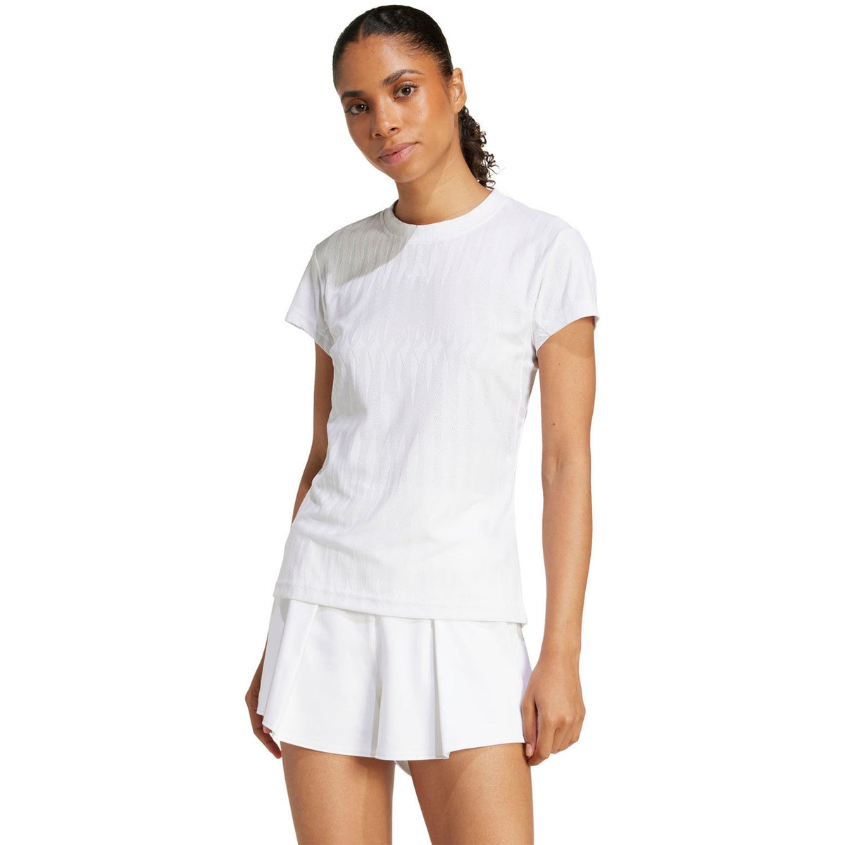 Model draagt het witte Adidas Freelift T-shirt met witte rok