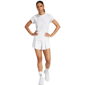 Model met handen in de zij in het witte Freelift T-shirt en short