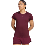 Model draagt het bordeauxrode Adidas Freelift T-shirt voor dames, vooraanzicht