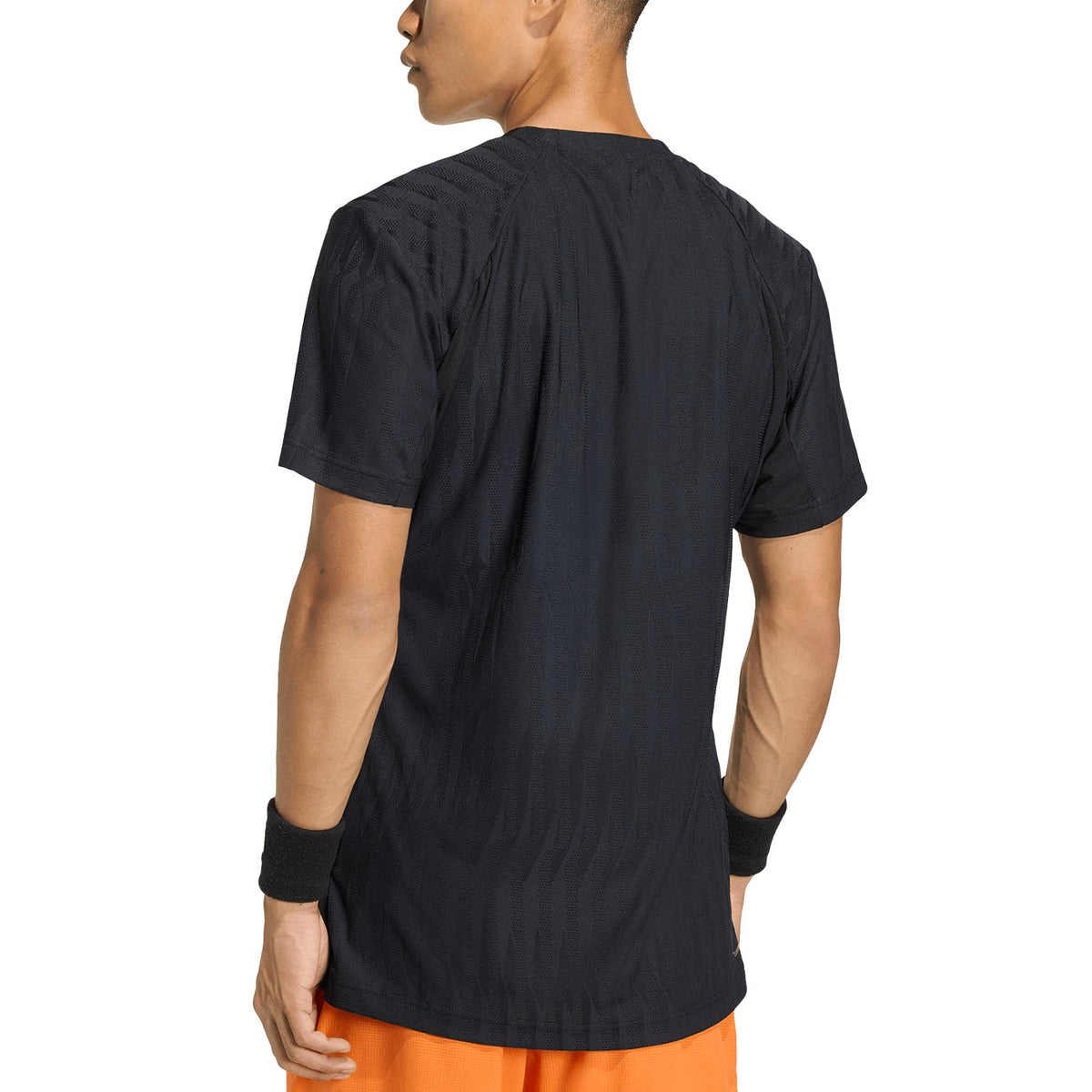 Schuin achteraanzicht van het zwarte Adidas Freelift T-shirt op model