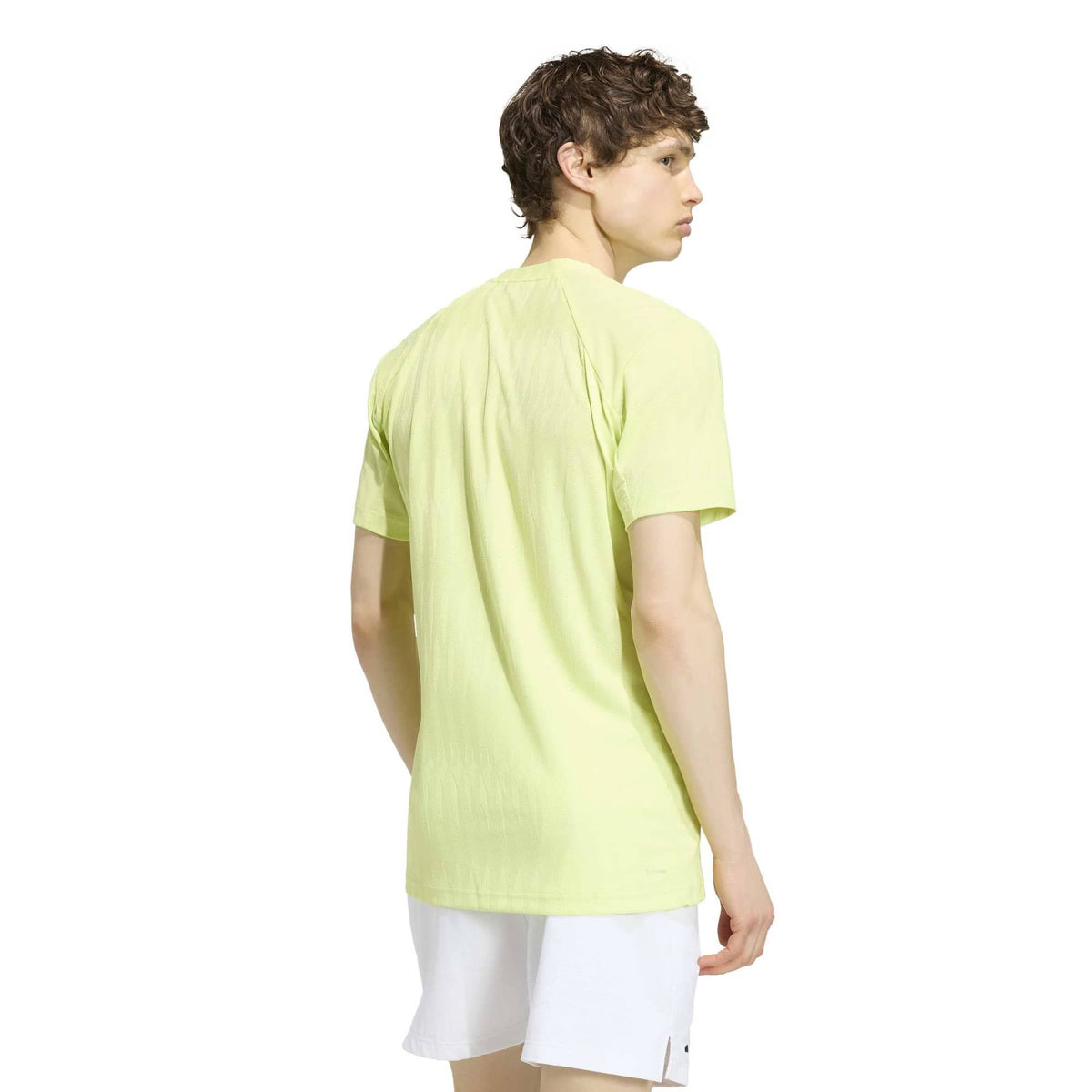 Achterzijde van het limegroene Adidas Freelift T-shirt op model