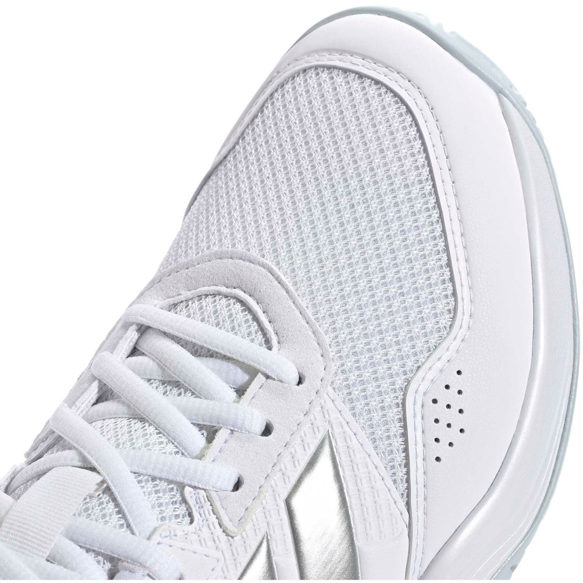 Detail van de witte bovenzijde met zilveren strepen van de Adidas Gamecourt 3 W