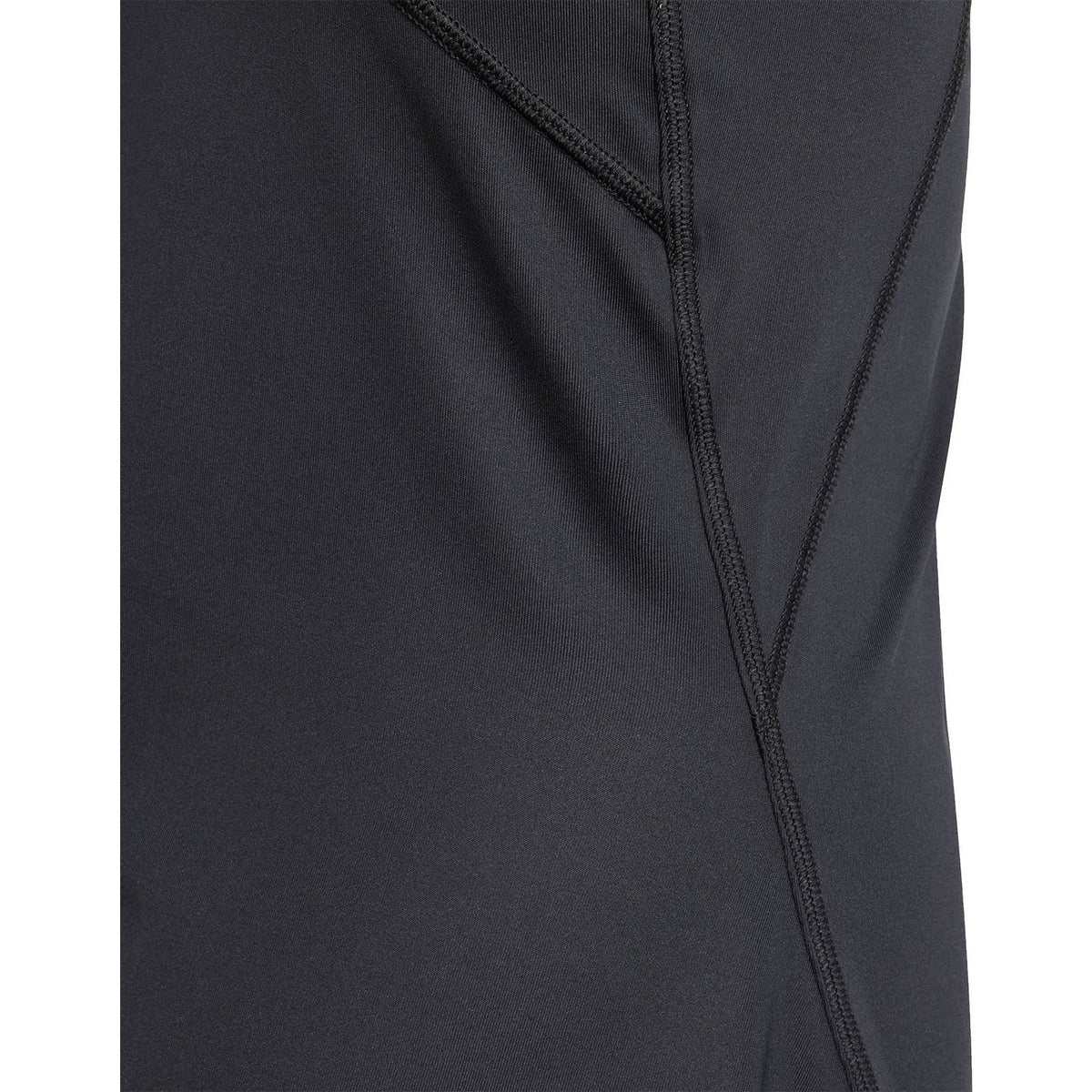 Detail van de naad in het bovenlijf van de zwarte Adidas Girls Club jurk