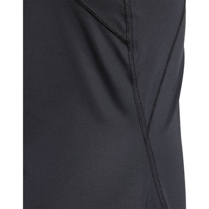 Detail van de naad in het bovenlijf van de zwarte Adidas Girls Club jurk