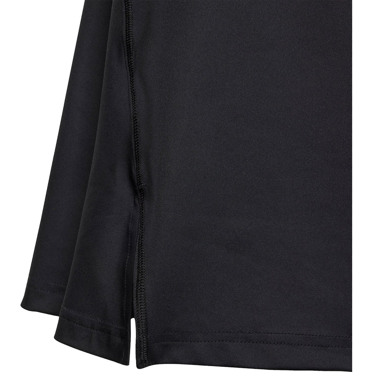 Detail van de zijsplit in de rok van de zwarte Adidas Girls Club tennisjurk