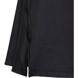 Detail van de zijsplit in de rok van de zwarte Adidas Girls Club tennisjurk