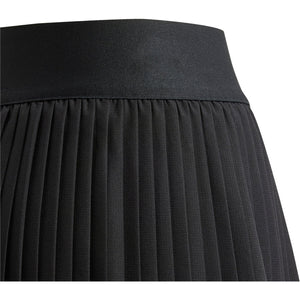 Detail van de tailleband en de plooien van de zwarte Adidas Girls Club plooirok