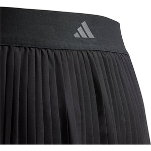 Detail van het grijze Adidas-logo op de tailleband van de zwarte Girls Club plooirok