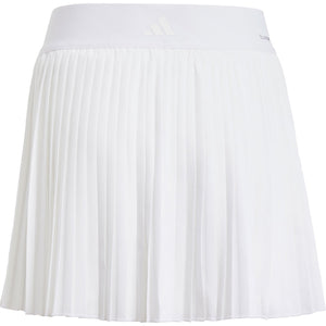 Achteraanzicht van de witte Adidas Girls Club plooirok met logo op de tailleband