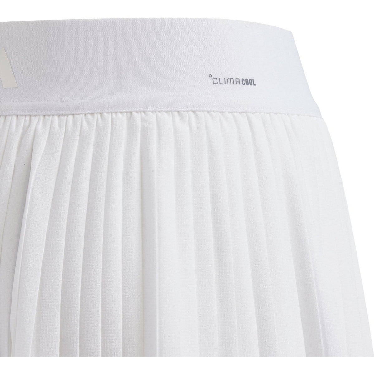 Detail van de tailleband van de witte Adidas Girls Club plooirok met Climacool-opdruk