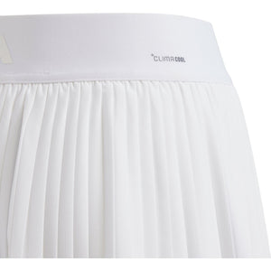 Detail van de tailleband van de witte Adidas Girls Club plooirok met Climacool-opdruk