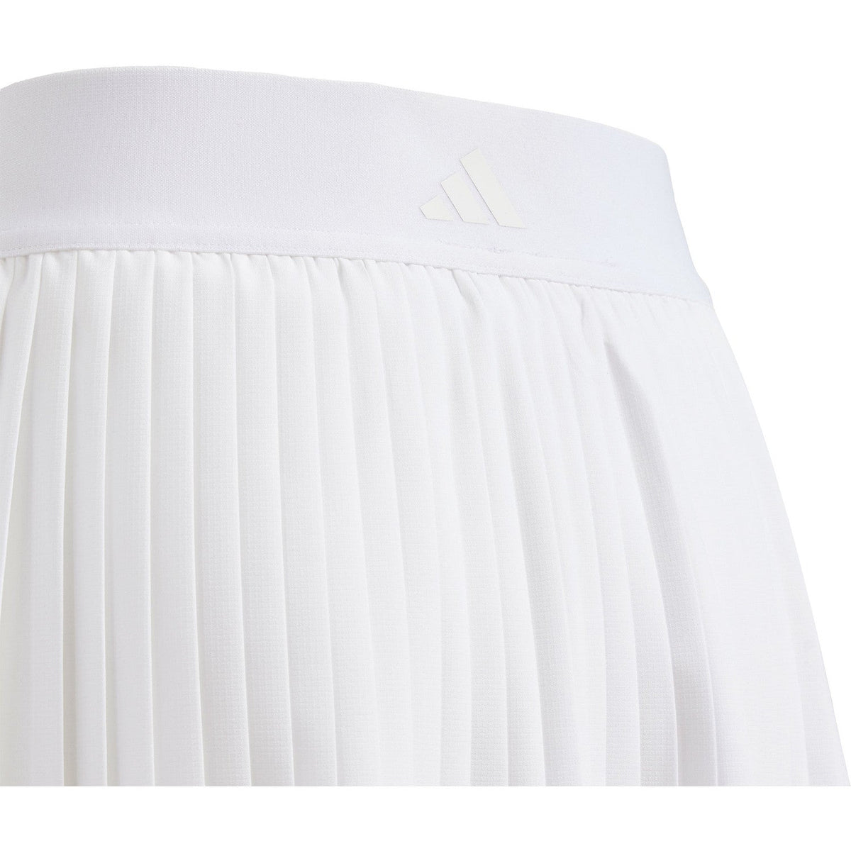 Detail van het Adidas-logo op de tailleband van de witte Girls Club plooirok