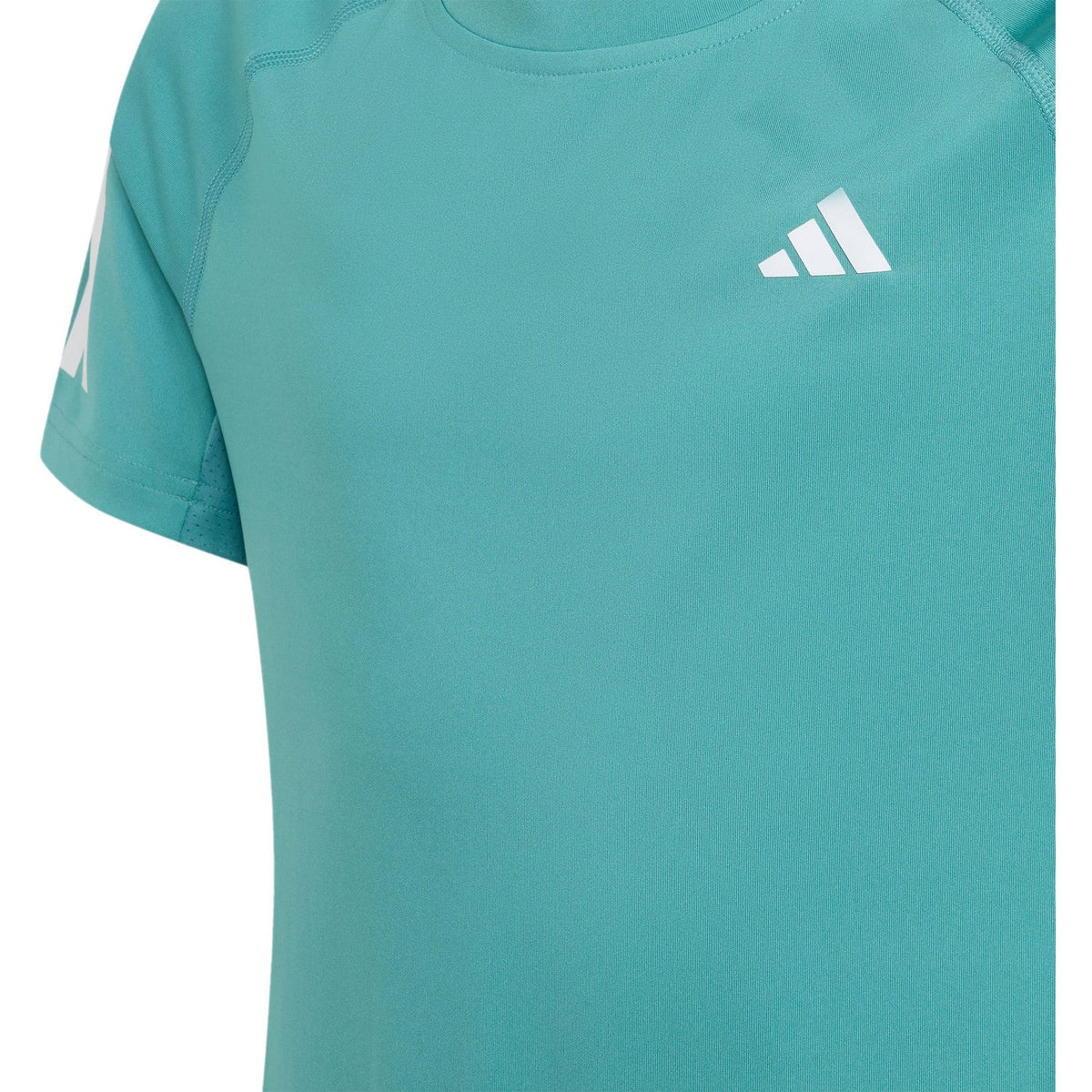 Detail van het witte Adidas-logo op de borst van het turquoise Girls Club T-shirt