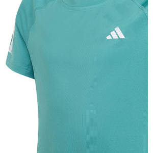 Detail van het witte Adidas-logo op de borst van het turquoise Girls Club T-shirt