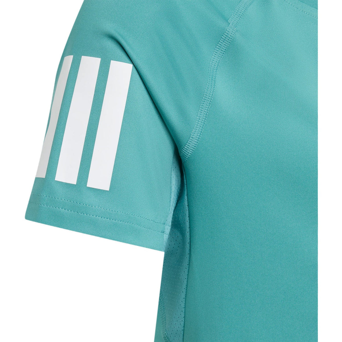 Detail van de drie witte strepen op de mouw van het turquoise Girls Club T-shirt