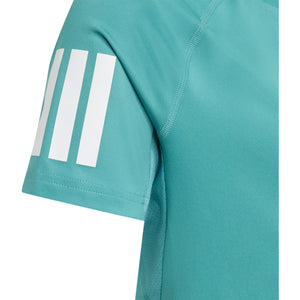 Detail van de drie witte strepen op de mouw van het turquoise Girls Club T-shirt