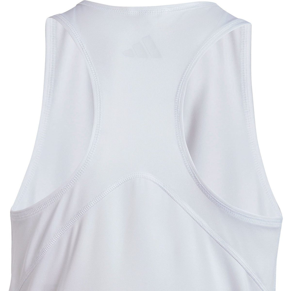 Detail van de racerback en het Adidas-logo op de witte Girls Club tanktop