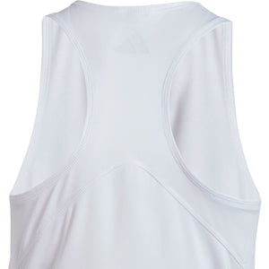 Detail van de racerback en het Adidas-logo op de witte Girls Club tanktop