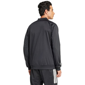 Achteraanzicht van model in het zwarte Adidas 3-Stripes jack met opstaande kraag