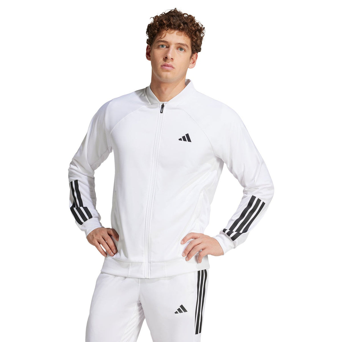 Model draagt het witte Adidas 3-Stripes gebreide jack met zwarte strepen op de mouwen