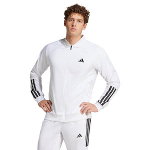 Model draagt het witte Adidas 3-Stripes gebreide jack met zwarte strepen op de mouwen