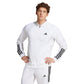 Model draagt het witte Adidas 3-Stripes gebreide jack met zwarte strepen op de mouwen