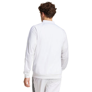 Achteraanzicht van model in het witte Adidas 3-Stripes jack met opstaande kraag