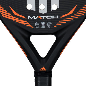 Detail van het hart van het Adidas Match 3.5 2026 met oranje Match-opdruk