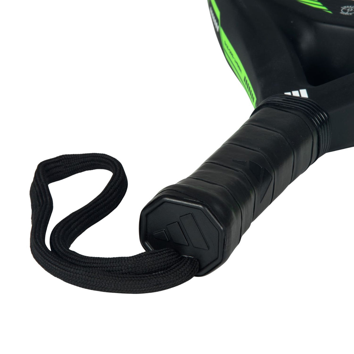 Close-up van de grip en polsband van het Adidas Match 3.5 2026 in de groene uitvoering