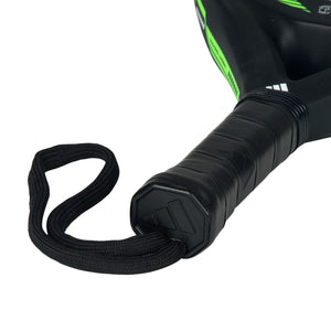 Close-up van de grip en polsband van het Adidas Match 3.5 2026 in de groene uitvoering