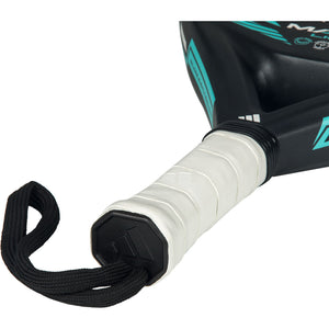 Close-up van de witte grip en zwarte polsband van het Adidas Match Light 3.5 2026