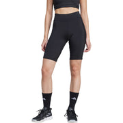 Vooraanzicht van model in de zwarte Adidas Match Short Tight met hoge taille