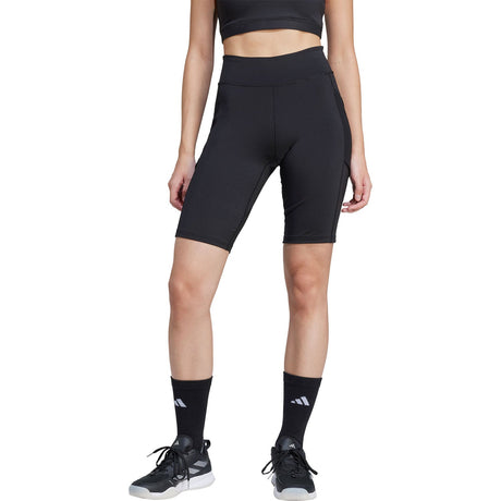 Vooraanzicht van model in de zwarte Adidas Match Short Tight met hoge taille