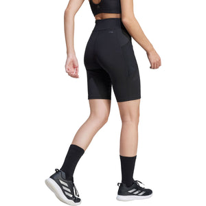 Achteraanzicht van model in de zwarte Adidas Match Short Tight tot boven de knie