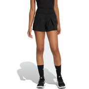 Model draagt de Adidas Match Shorts in Black - vooraanzicht op de baan