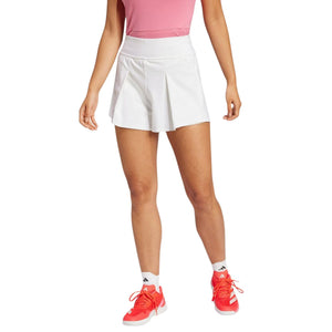 Adidas Match short voor dames in wit, gedragen vooraanzicht met plooien