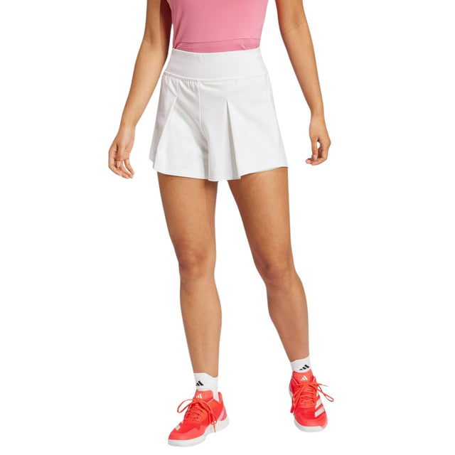 Adidas Match short voor dames in wit, gedragen vooraanzicht met plooien