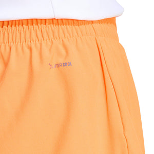 Detail van de tailleband en zijnaad van de oranje Adidas Match short