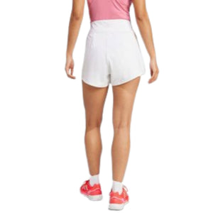 Achterzijde van de witte Adidas Match short voor dames, gedragen