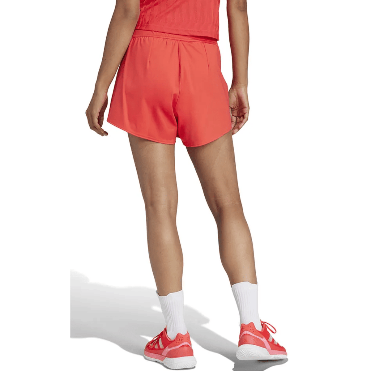 Achterzijde van de rode Adidas Match short voor dames, gedragen