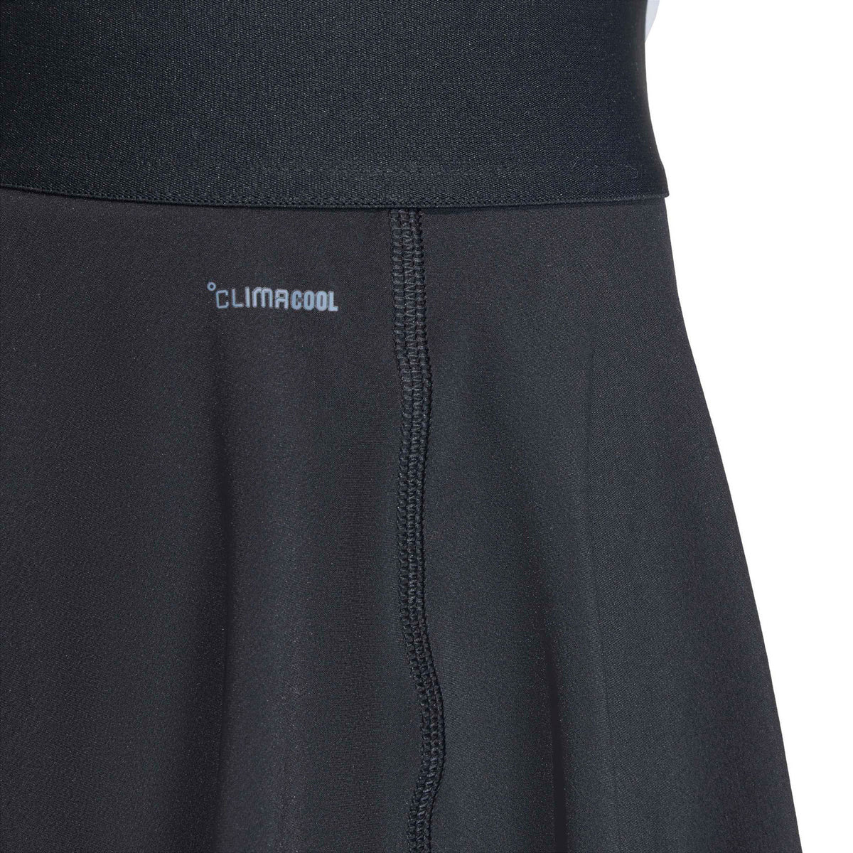 Detail van de naad en tailleband van de zwarte Adidas Match tennisrok