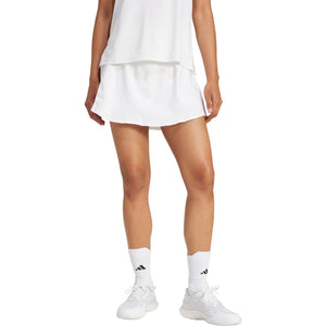 Model draagt de witte Adidas Match rok, achteraanzicht met plooirand