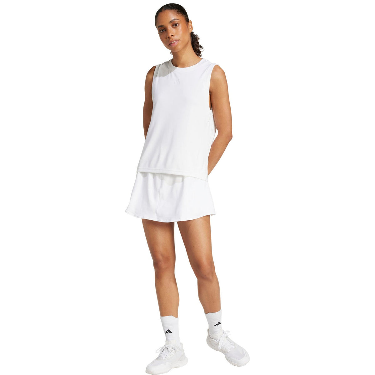 Model draagt de witte Adidas Match rok met bijpassende top, volledig aanzicht