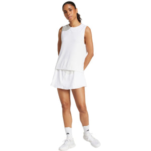 Model draagt de witte Adidas Match rok met bijpassende top, volledig aanzicht