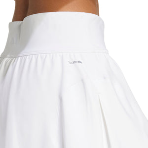 Detail van de brede tailleband en plooien van de witte Adidas Match rok
