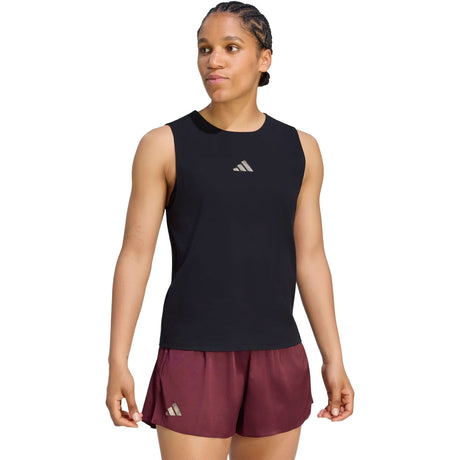 Model draagt de zwarte Adidas Match tanktop met bordeauxrode short
