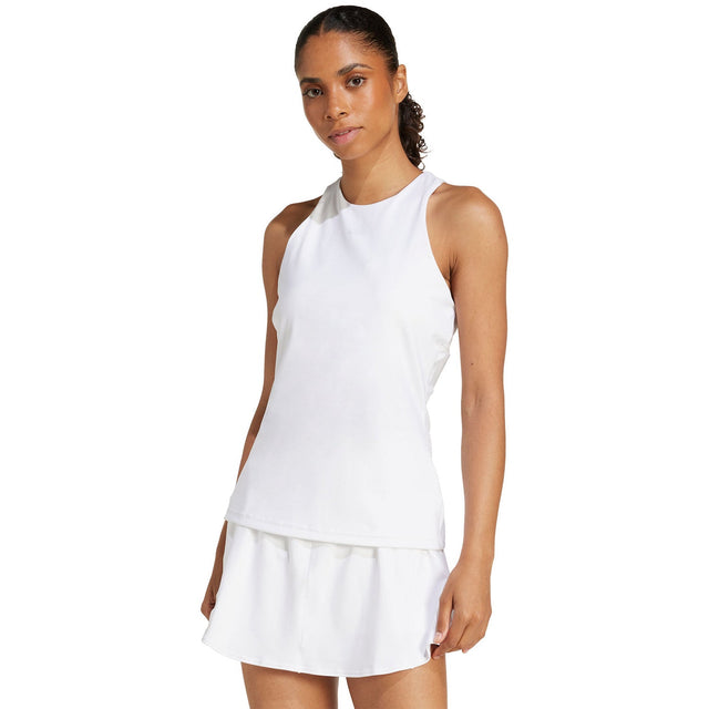 Witte Adidas Match tanktop voor dames met witte rok, vooraanzicht