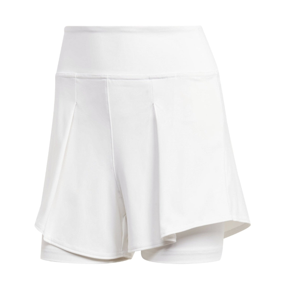 Witte Adidas Match short plat gefotografeerd met plooidetail