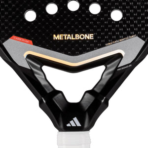 Detail van het hart van de Adidas Metalbone 3.4 met de opdruk Metalbone en gouden lijn