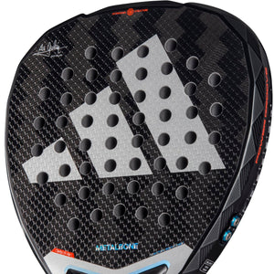 Close-up van het ruwe carbon slagvlak van de Adidas Metalbone 3.4 met grijs adidas-logo